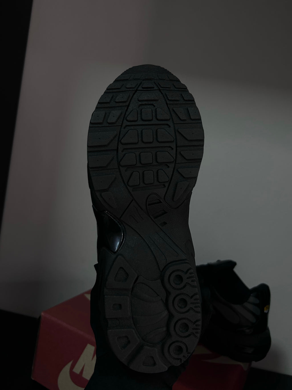 TÊNIS NK TN PLUS — REFLETIVO ALL BLACK/RED