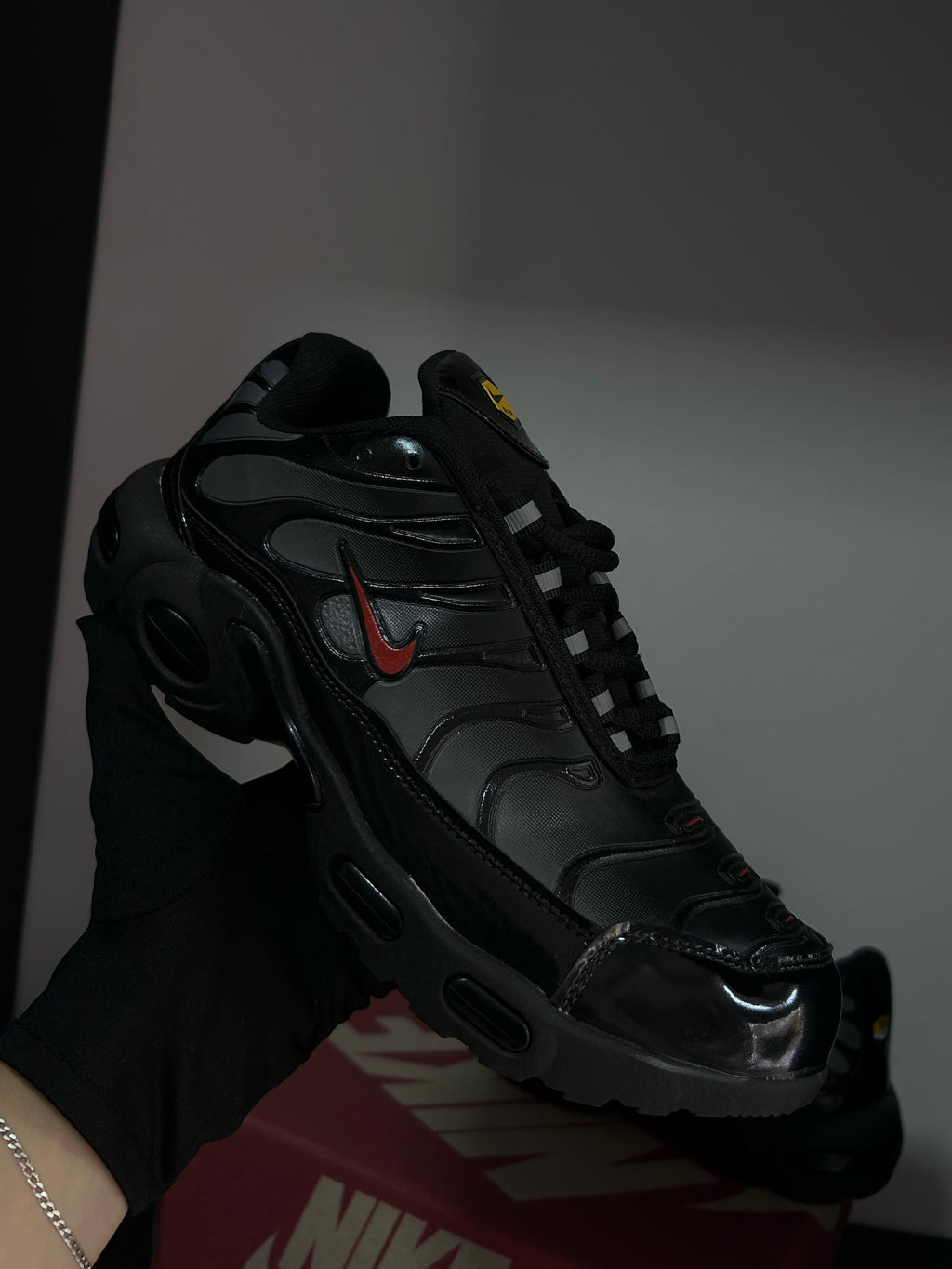TÊNIS NK TN PLUS — REFLETIVO ALL BLACK/RED