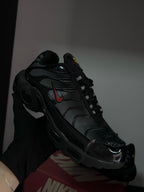 TÊNIS NK TN PLUS — REFLETIVO ALL BLACK/RED