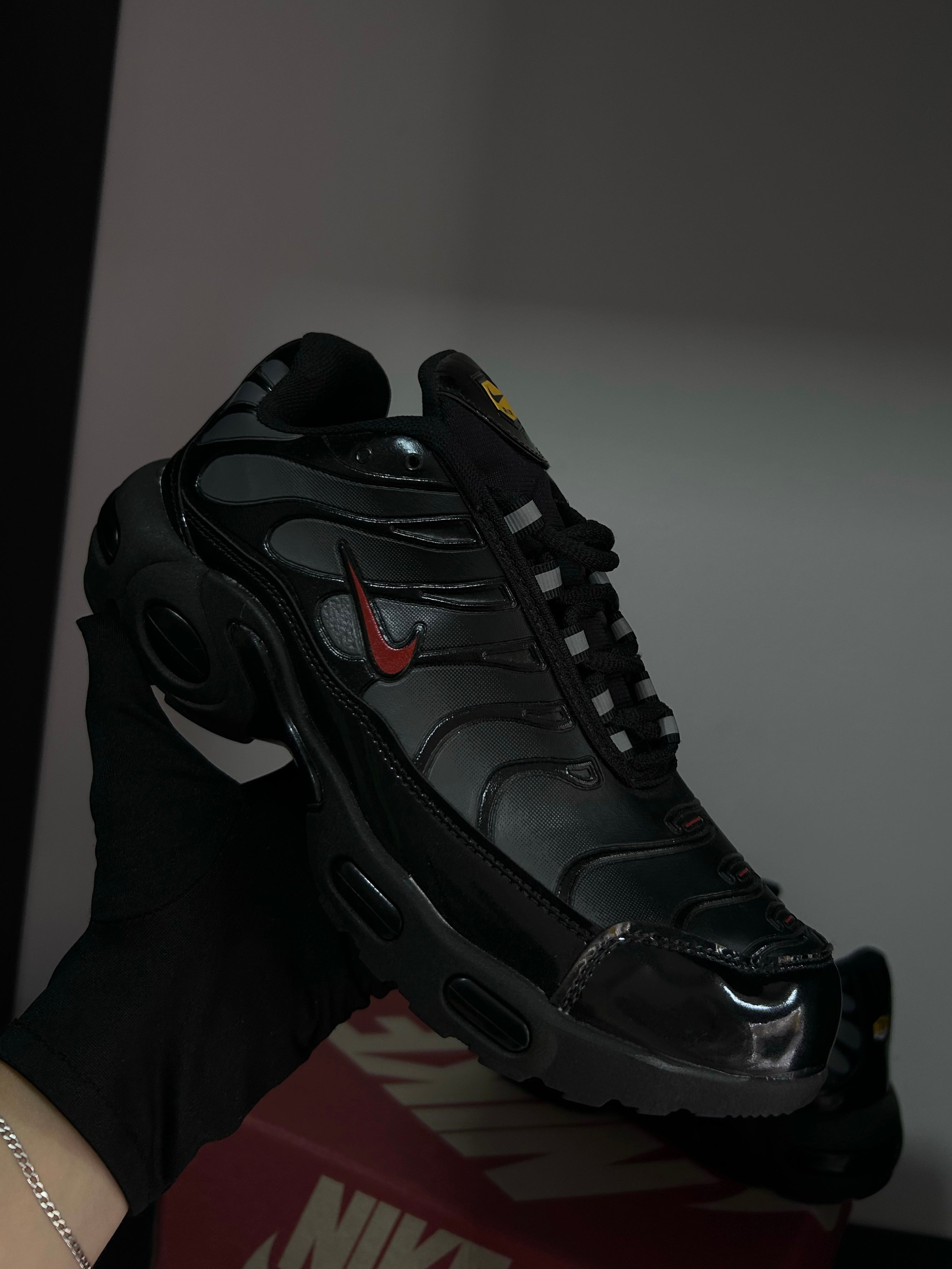 TÊNIS NK TN PLUS — REFLETIVO ALL BLACK/RED