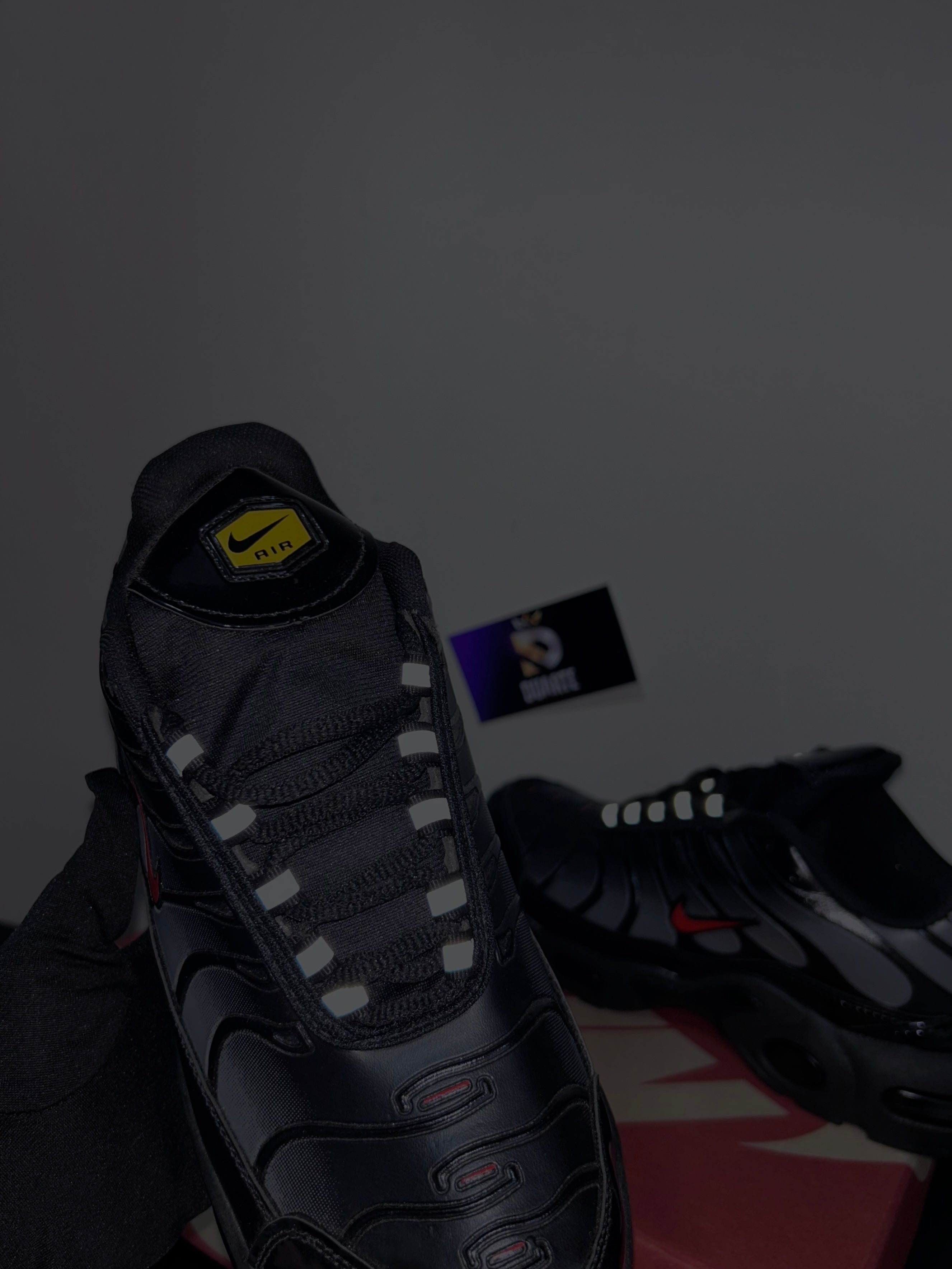 TÊNIS NK TN PLUS — REFLETIVO ALL BLACK/RED